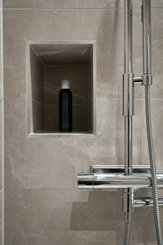 Nicchia portaoggetti in doccia